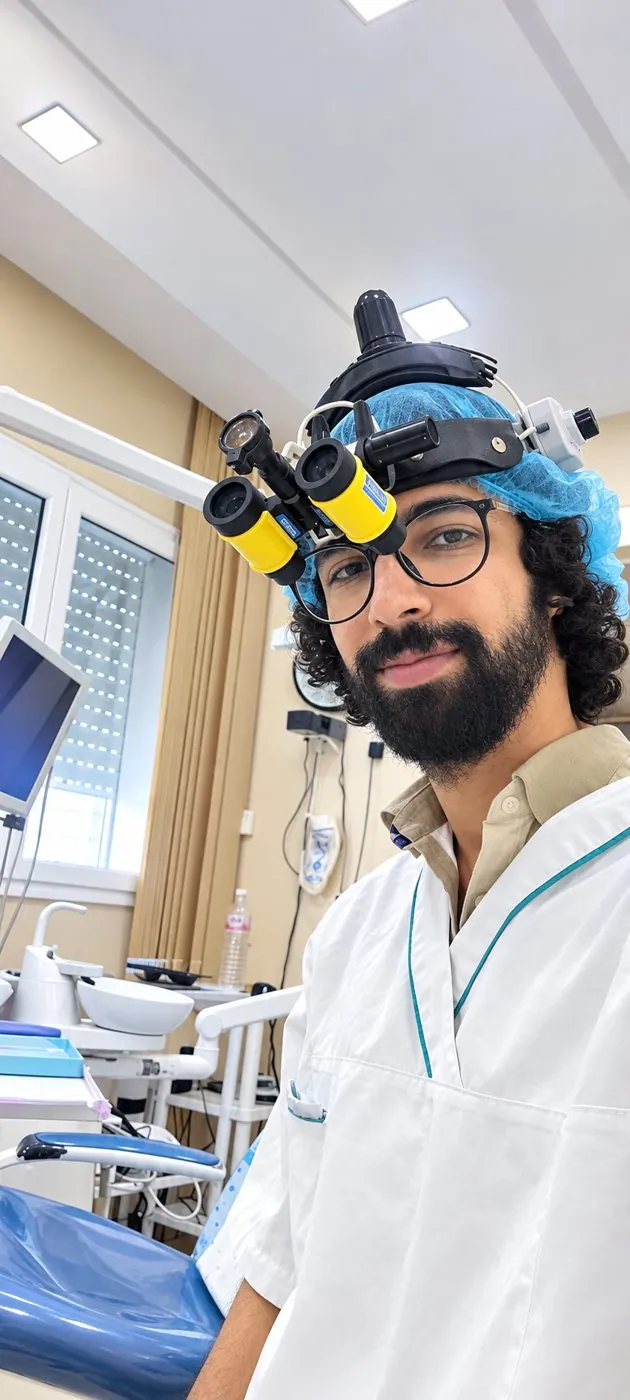 Le Dr Brahim Sellami avec ses loupes binoculaires, pour des soins de précision